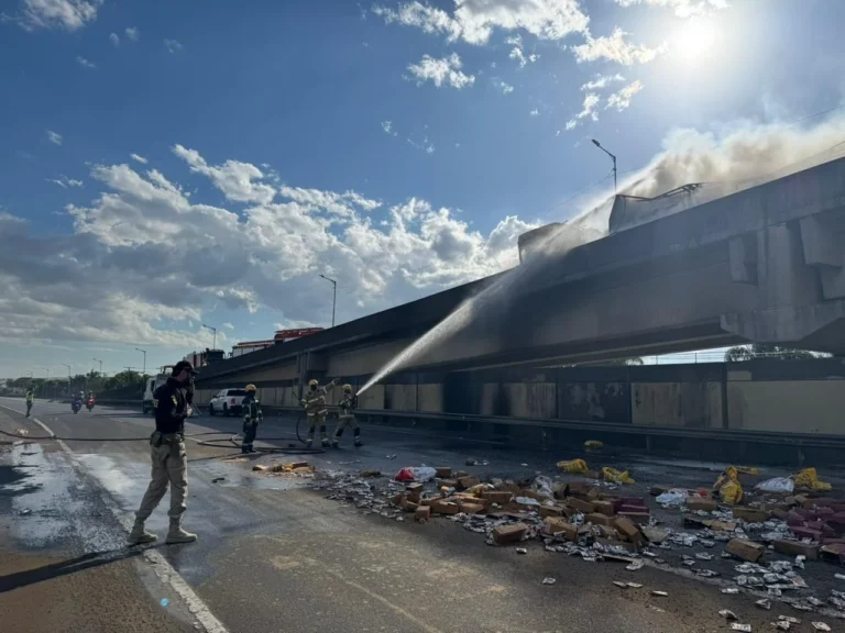 Motorista morre após caminhão tombar e pegar fogo no acesso à Porto Alegre