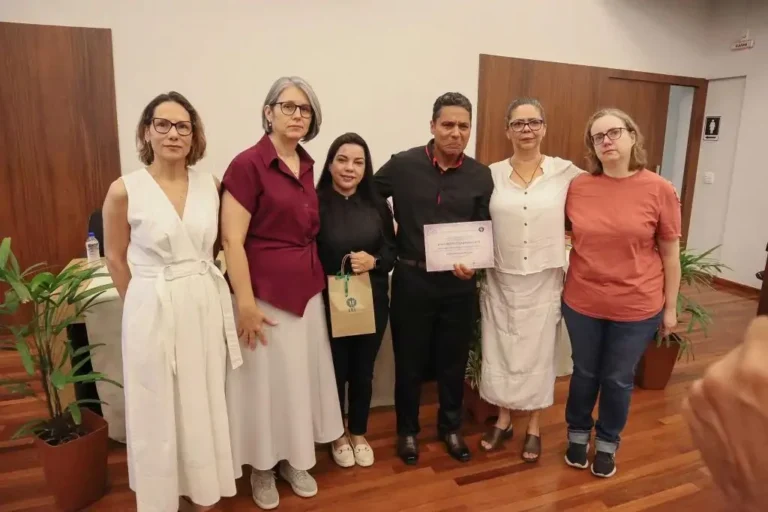 Jovem morta por stalker de amiga no Paraná recebe diploma póstumo