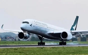 Passageiro é preso após tentar abrir porta de avião em pleno voo