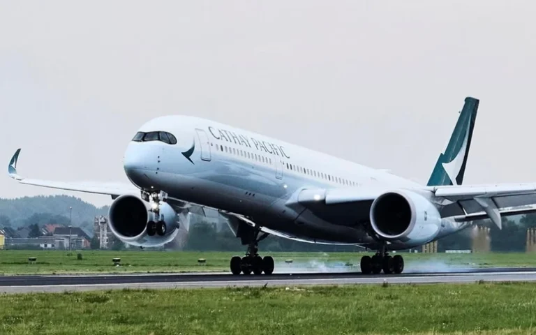 Passageiro é preso após tentar abrir porta de avião em pleno voo