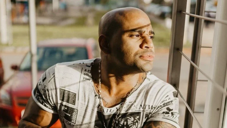 Ex-BBB Cézar Black sobre período pós-reality: “Chorava diariamente”