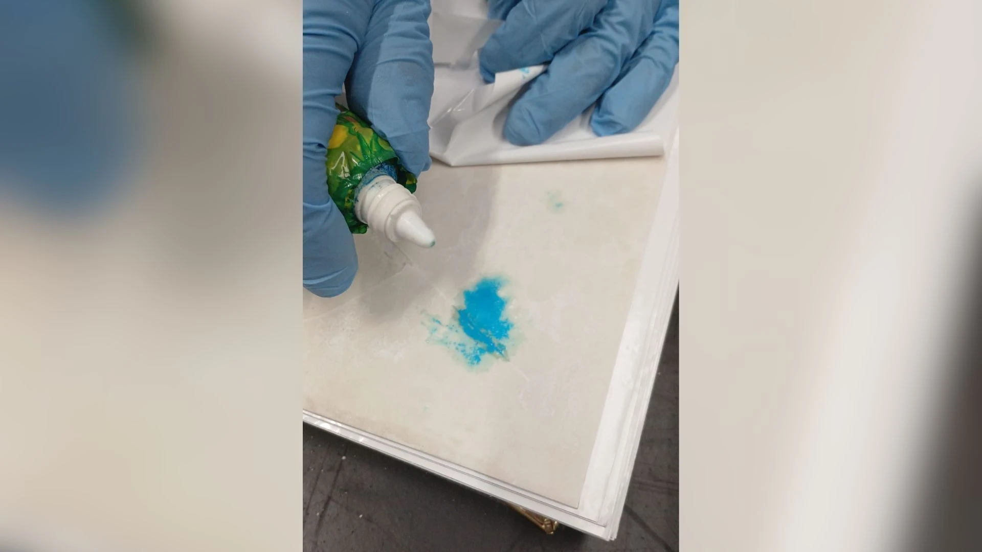 Homem é preso com cadernos impregnados com cocaína em SP; veja imagens