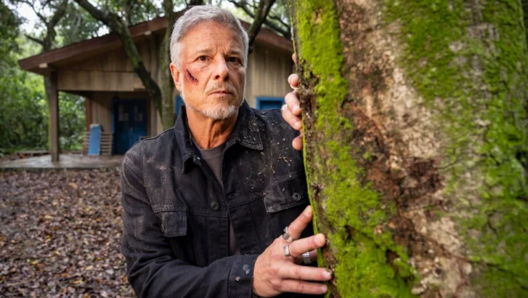 “Dona de Mim”: Jaques se esconde da polícia em casa abandonada