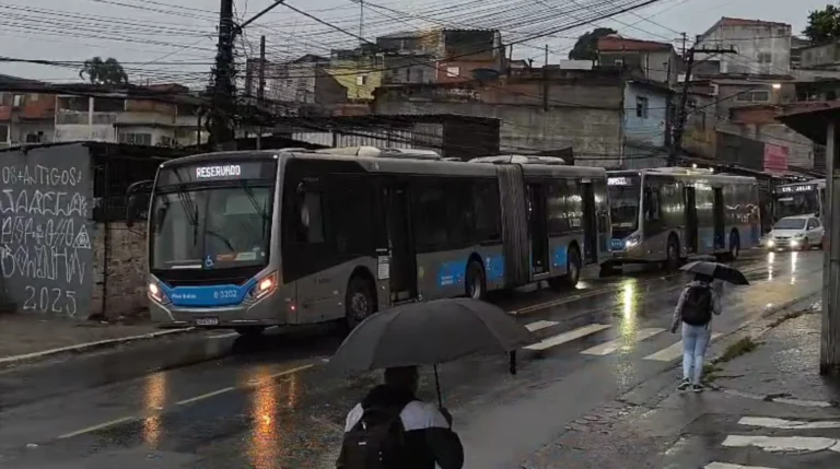 Greve de ônibus: veja quais empresas aderiram e recolheram veículos