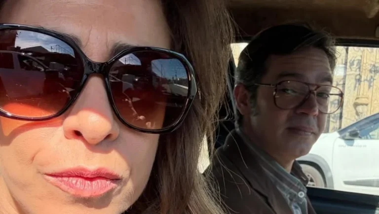 Fernanda Torres surge de “cabelão” em bastidores de “Os Corretores”