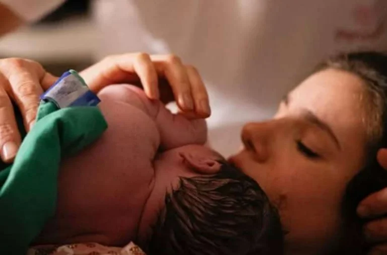 Camila Queiroz e Klebber Toledo anunciam nascimento da primeira filha