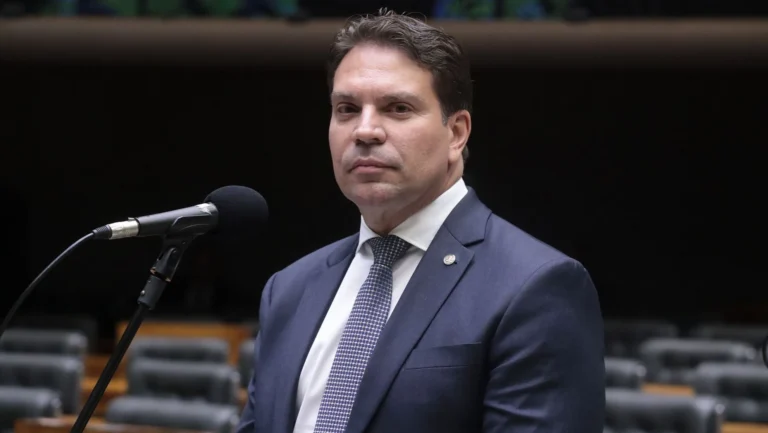 Foragido, Ramagem indica R$ 40 milhões em emendas