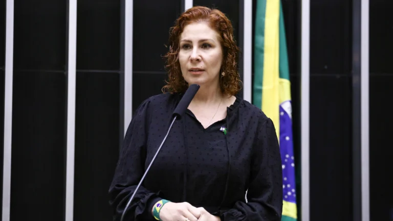 Câmara mantém mandato de Carla Zambelli