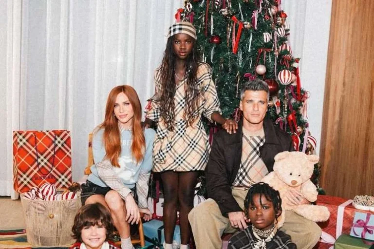 Família Gagliasso tira foto de Natal com roupa de inverno em meio a calorão e rebate críticas: Fica em paz