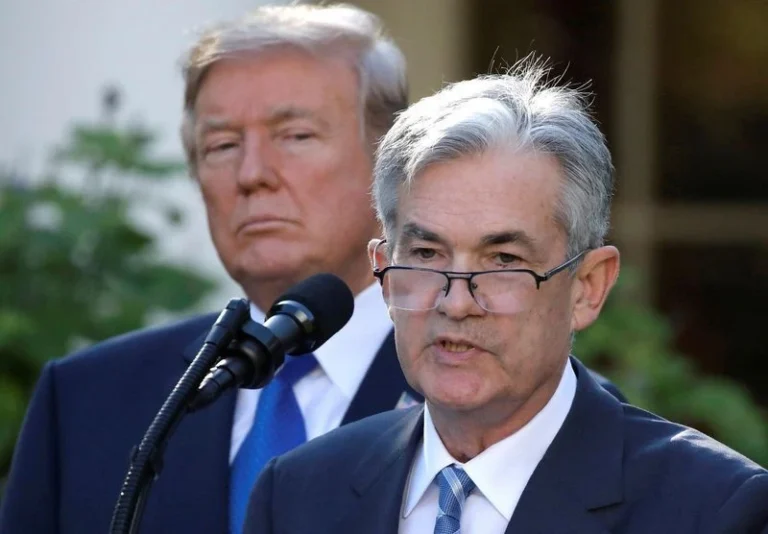 Trump ameaça processar Powell e anunciará seu substituto em janeiro