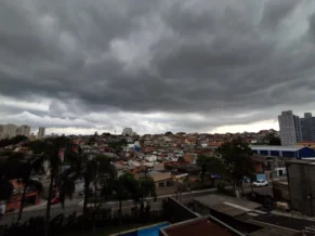 Chuva forte deixa capital em estado de atenção para alagamentos; 29 mil imóveis estão sem luz na Grande SP