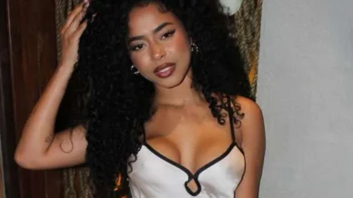 A fila andou? Lorena Maria é vista acompanhada no shopping; veja