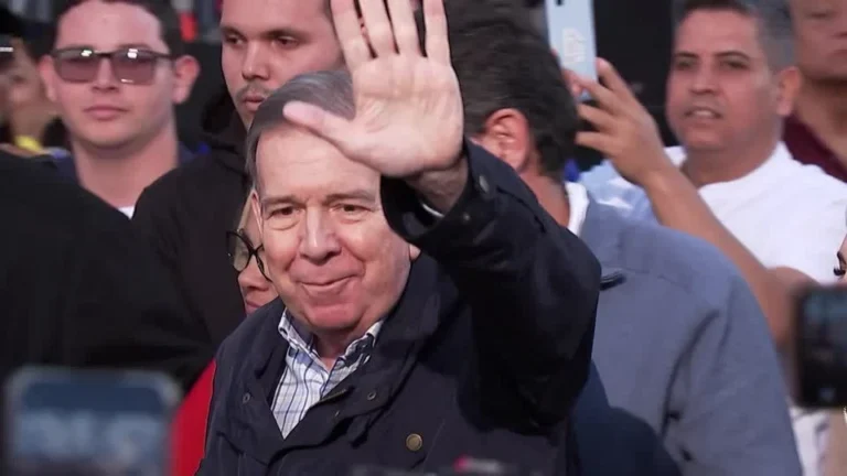 Opositor de Maduro pede aos militares que o levem ao poder