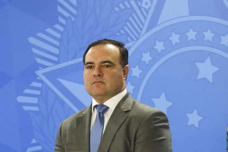 Bolsonaro pede autorização para receber visita de ministro do TCU na prisão