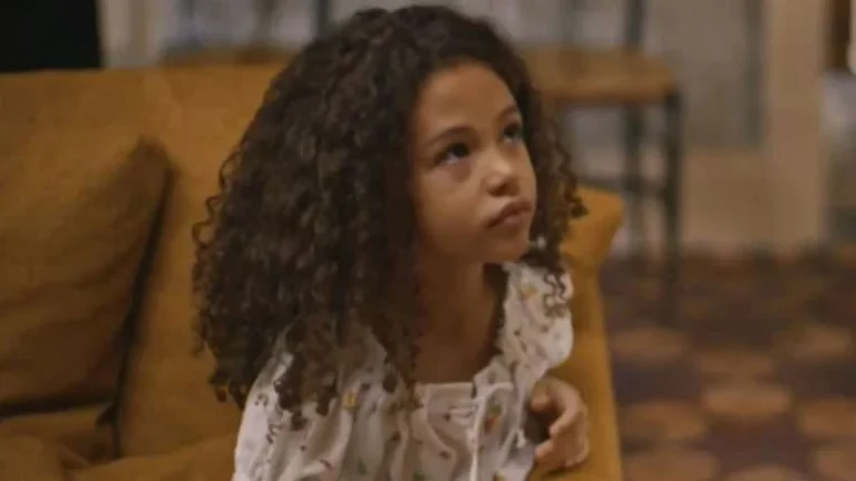 Atriz mirim de Dona de Mim, Elis Cabral, aproveita as férias na Disney