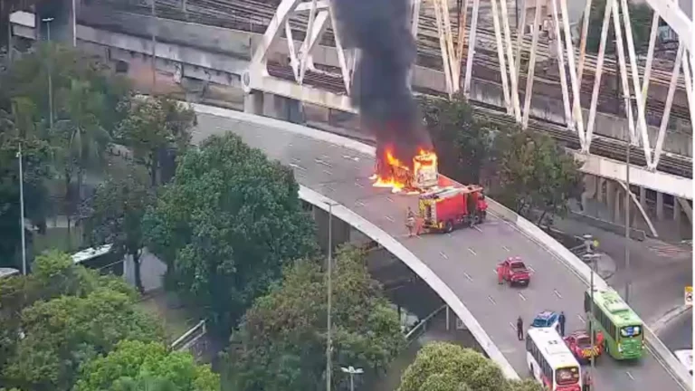 Vídeo: ônibus pega fogo no centro do Rio após pane elétrica