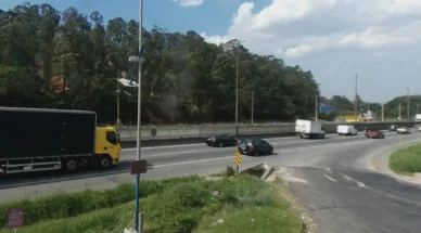 Colisão entre carro e caminhão deixa quatro mortos em rodovia de SP