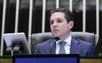 Após rompimento, Hugo Motta indica trégua com Lindbergh