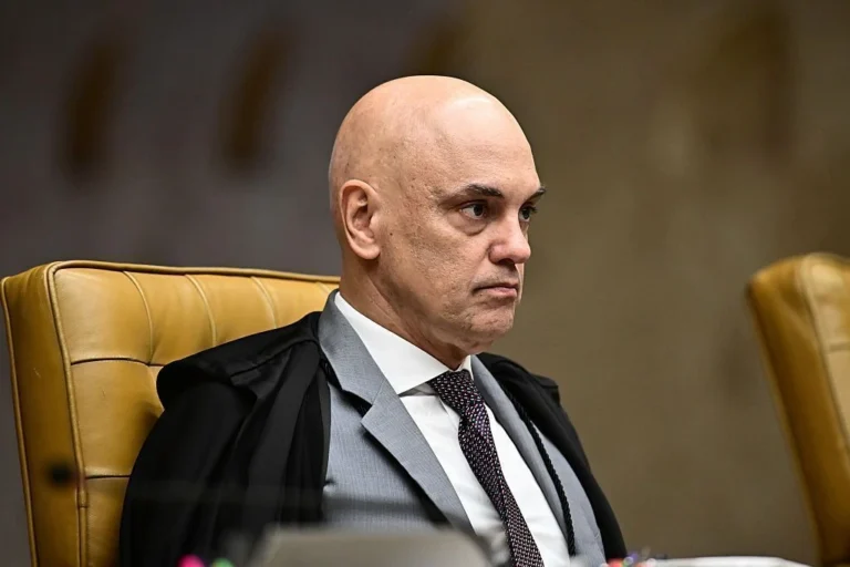 Moraes nega parte de pedido da defesa sobre perícia médica de Bolsonaro