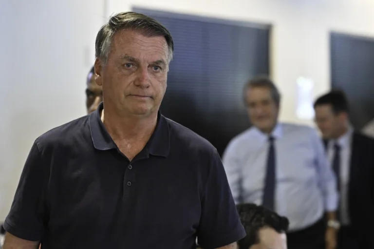 Bolsonaro pede autorização para receber visitas de deputados, senadores e de Valdemar Costa Neto