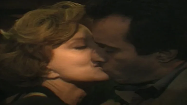 Rainha da Sucata: Laurinha agarra Edu após morte de Betinho