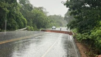 Rodovia MGC-251 é totalmente interditada após rompimento de bueiro