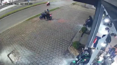 Vídeo: ladrões invadem concessionária e fogem pilotando 12 motos furtadas