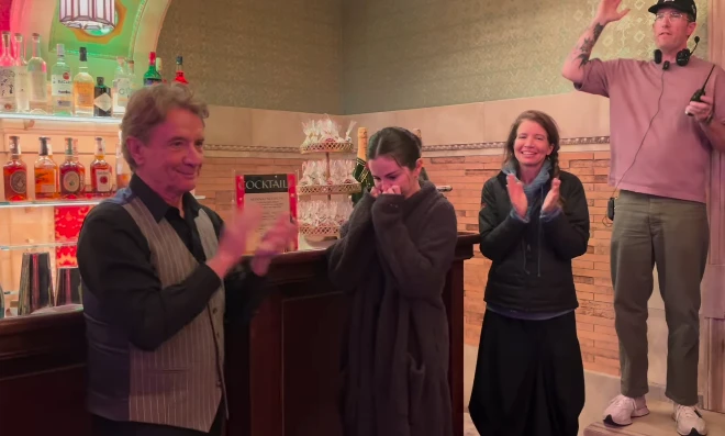 Ator conta que cortou bolo de casamento de Selena Gomez por acidente