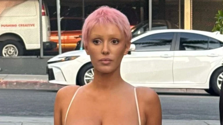 Esposa de Kanye West, Bianca Censori, surge com fios rosa e micro roupas