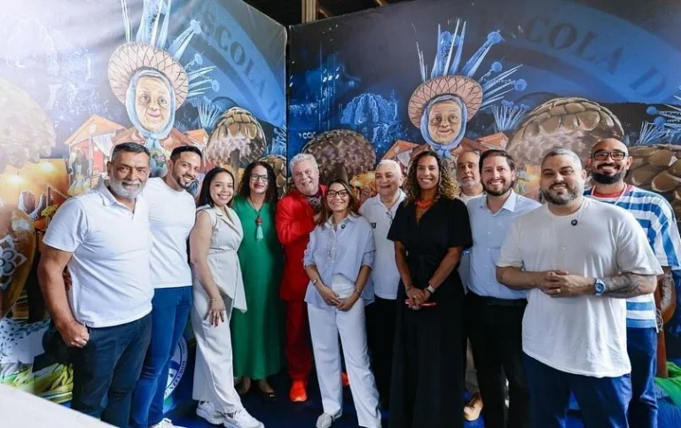 Janja viajou ao Rio com avião da FAB e visitou escola que homenageou Lula