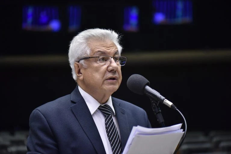 Chinaglia diz que Hugo vê reforma suficiente após decisão de Dino