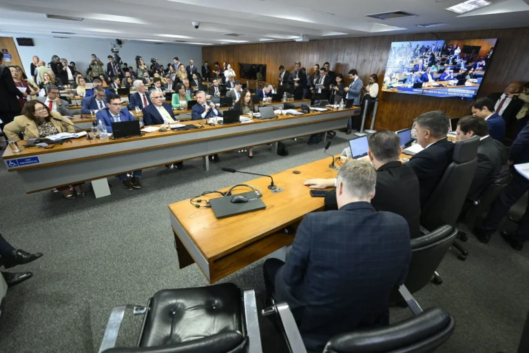 Deputados trocam insultos de “fake news” e “hiena” na CPMI do INSS