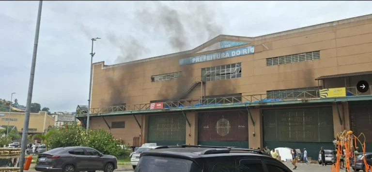 Princípio de incêndio atinge barracão da Grande Rio na Cidade do Samba