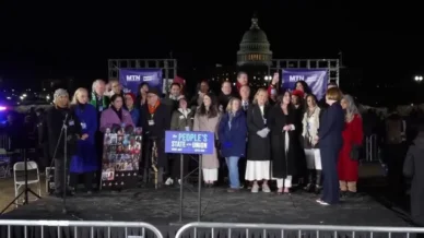 Democratas protestam durante discurso do Estado da União de Trump