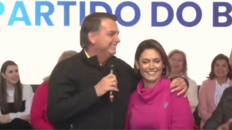 Michelle publica carta que recebeu de Bolsonaro em aniversário de casamento