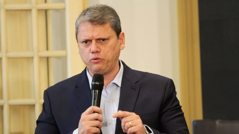 Tarcísio compara denúncias contra desfile pró-Lula com casos de Bolsonaro