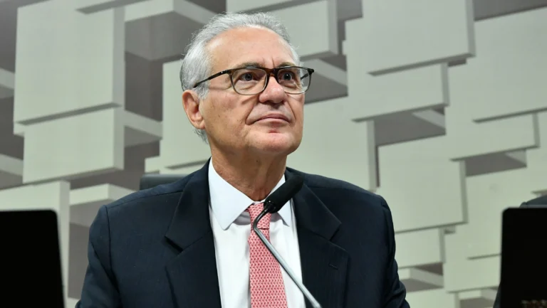 Renan diz que acertou data de depoimento de Vorcaro com o próprio banqueiro