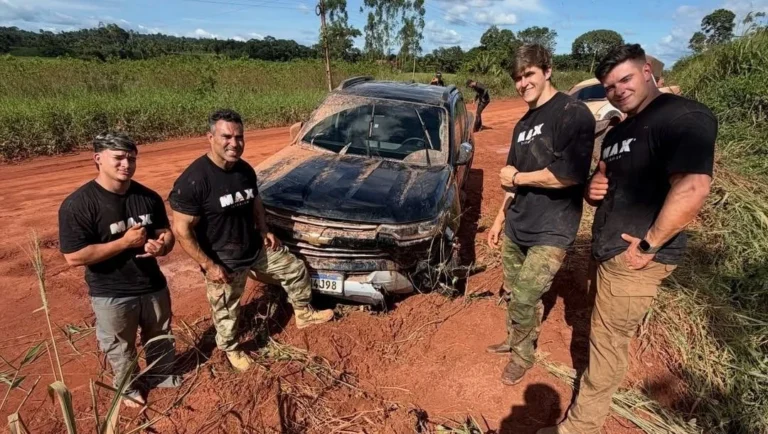 Atletas de fisiculturismo capotam caminhonete na Transamazônica