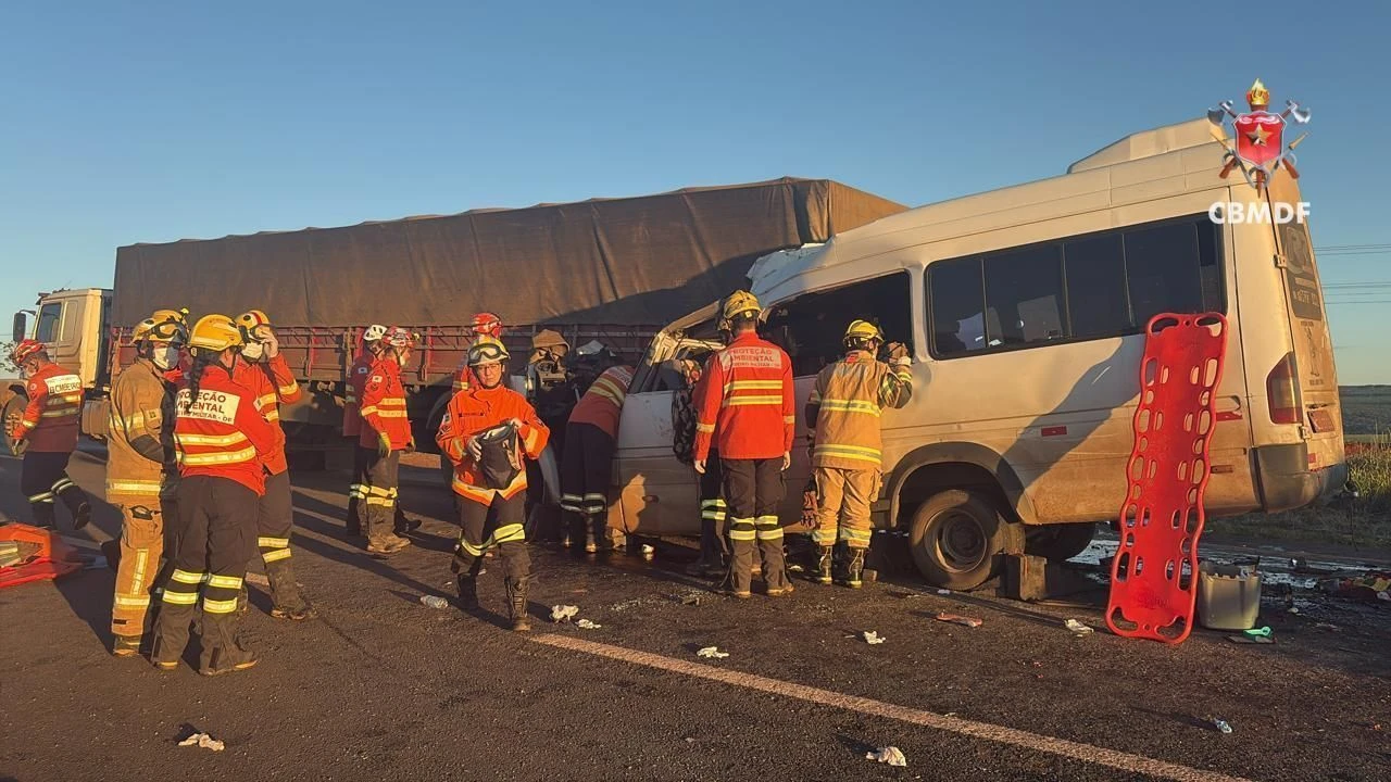 Batida entre van e carreta deixa 5 mortos e mais de 10 feridos no DF