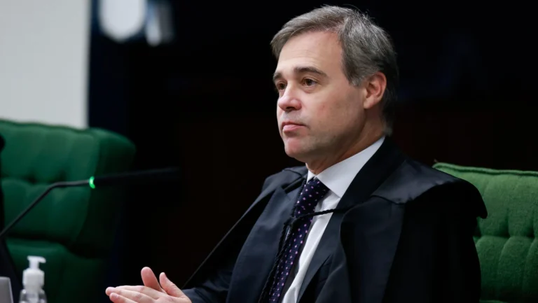 Master: Mendonça se reúne com delegados da PF para tomar pé da investigação