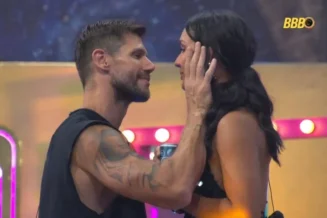 BBB26: Jonas e Maxiane esquentam o clima com beijão na Festa do Líder. Veja vídeo