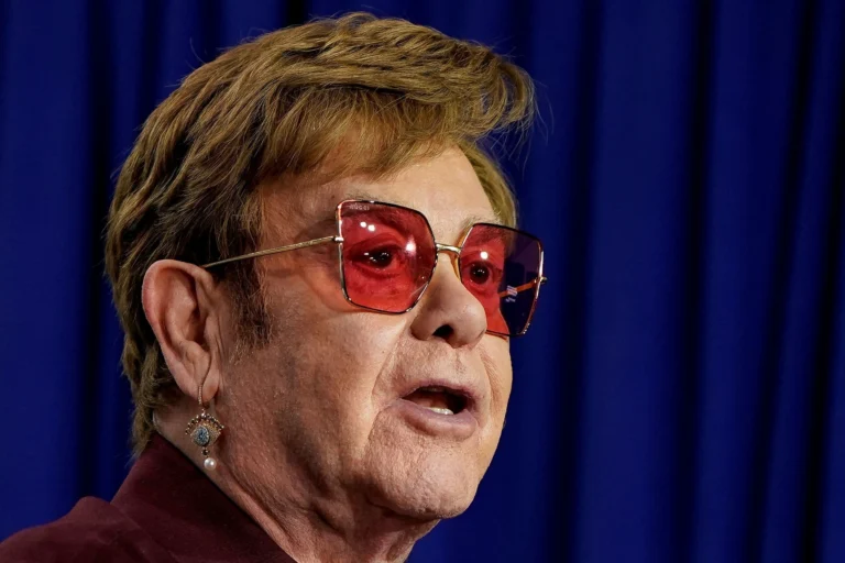 Elton John diz ter tido seus telefones fixos grampeados: “Fiquei indignado”