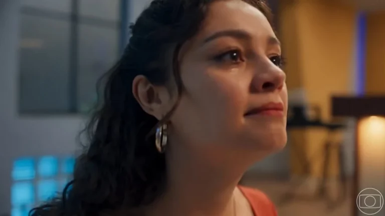 Três Graças: Gerluce é flagrada com Rogério, entra em desespero e chora