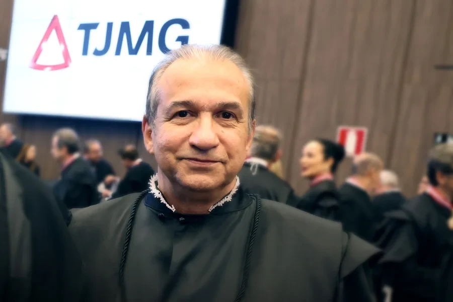 PF apreende documentos e computadores em sala de desembargador de MG