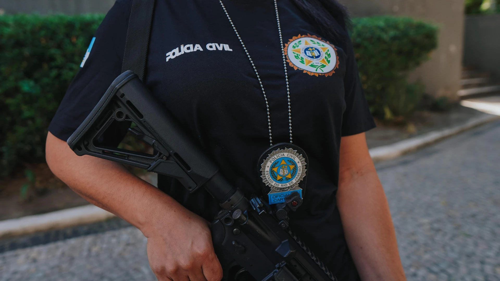 Polícia do RJ faz operação sobre estupro coletivo de adolescente