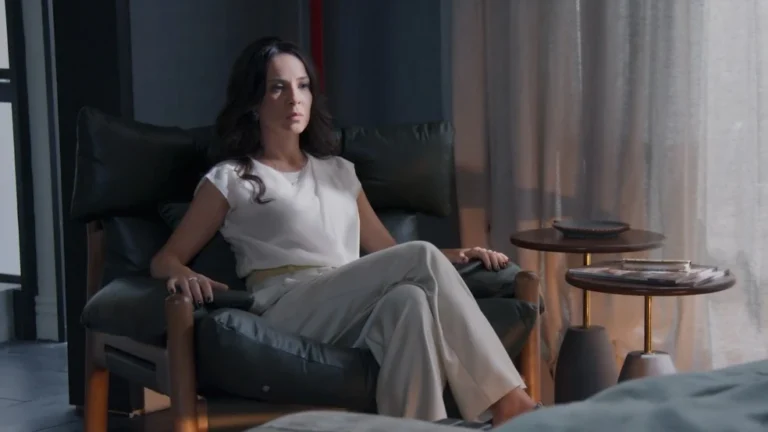 Três Graças: Zenilda desconfia de Ferette e decide investigar sumiço de Rogério