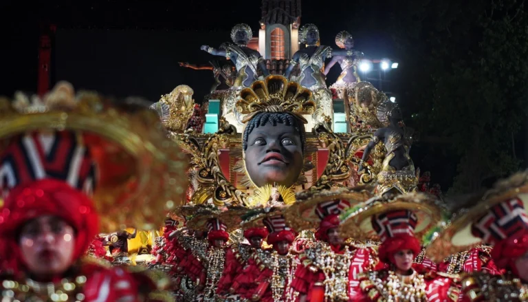 RJ: homem atropelado por carro alegórico passa por cirurgia e segue no CTI