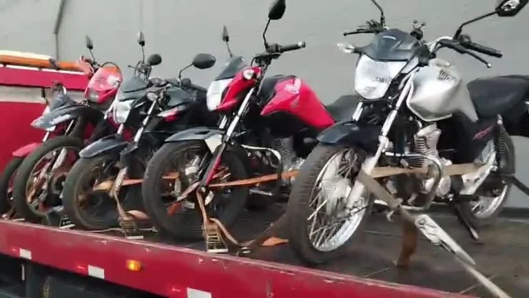 Jovem é preso após realizar manobras perigosas e fugir de abordagem em MG