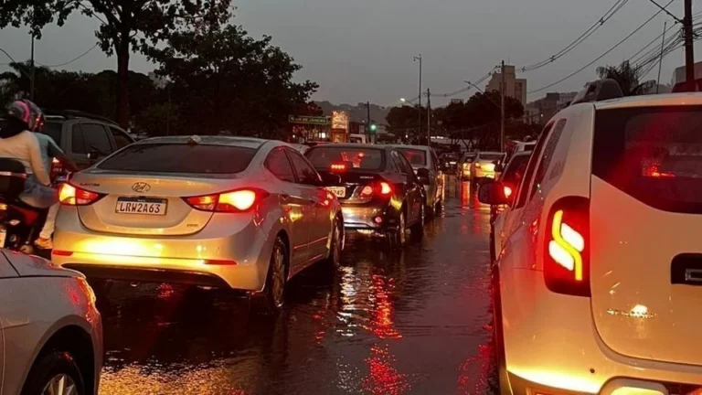 Chuva alaga ruas de BH; Juiz de Fora e Ubá têm novos alertas
