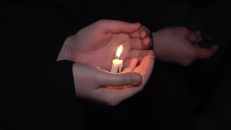 Apoiadores de Khamenei realizam vigília em Teerã